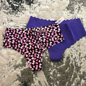 NWT Victoria secret seamless thongs scalloped edge size small